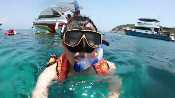 Jonge Man Snorkelen Gratis Duiken Onderwater Gopro Selfie — Stockvideo