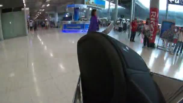 2018年3月29日 乘客与行李步行从机场到地铁站在素万那普酒店 — 图库视频影像