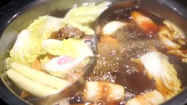 Shabu Shabu Restoranda Sıcak Tencerede Sukiyaki — Stok video