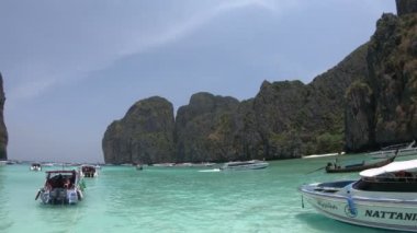 Krabi, Tayland - 28 Mart 2018: Maya defne Phi Phi plaj ile Motorlu kayak sandallar