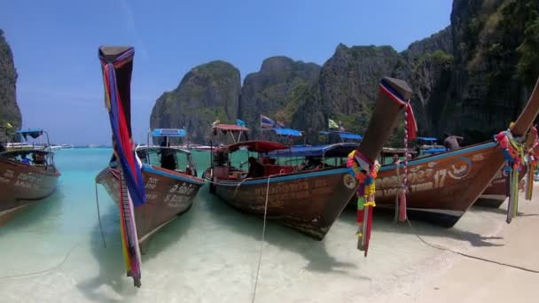 Krabi Tailandia Marzo 2018 Barcos Cola Larga Playa Maya Bay — Vídeo de stock