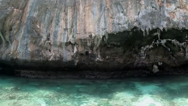 Ασβέστη Πέτρα Στο Maya Bay Νησί Phi Phi — Αρχείο Βίντεο