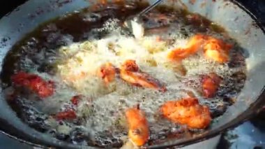 Derin kızartma dökme demir wok köri tavuk Marine