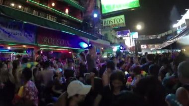 Bangkok, Tayland - 13 Nisan 2018: Yerli halk ve turistler su birbirimize Khao San Road, Bangkok Songkran kutlama bir parçası olarak atmak