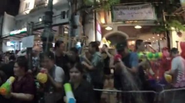 Bangkok, Tayland - 13 Nisan 2018: İnsanlar sokakta su savaşları Khao San road Bangkok Songkran Festivali sırasında katılmak