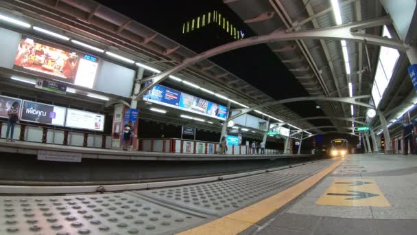 Bangkok Thailandia Aprile 2018 Treno Della Metropolitana Arriva Alla Stazione — Video Stock