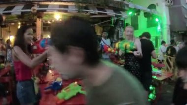 Bangkok, Tayland - 13 Nisan 2018: Turist almak bölüm içinde su savaşları sokakta Khao San Road Songkran Festivali sırasında