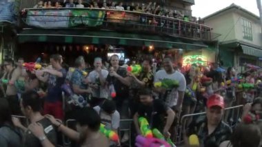 Bangkok, Tayland - 13 Nisan 2018: Turist almak bölüm içinde su savaşları sokakta Khao San Road Songkran Festivali sırasında