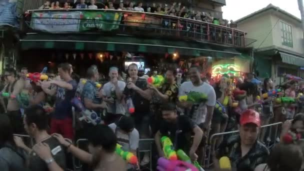 バンコク 2018 観光客戦いに参加水通りカオサン通りでのソンクラーン祭りの期間中 — ストック動画