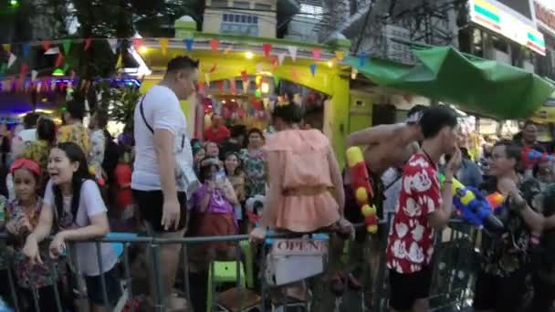 カオサン通りのバンコク タイ王国 2018 ソンクラーン祭り — ストック動画