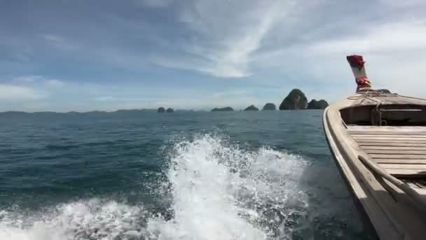 Ahşap Long Tail Tekne Dalgalar — Stok video
