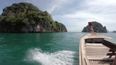 4 k ahşap long tail tekne ile ada Tayland at dalgalar üzerinde