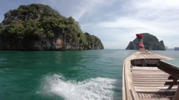 Hölzernes Langschwanzboot Auf Den Wellen Mit Insel Thailand — Stockvideo