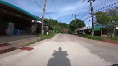 Phuket, Tayland - 15 Nisan 2018: Açısından Ko Yao Noi, Tayland ülke tarafında bir motosiklet binici