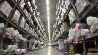 4k hızlandırılmış paletleri ile karton kutular ve bir depo farklı materyaller arasında taşıma