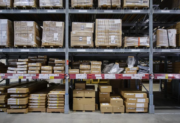 Bastidores Con Cajas Están Trastero —  Fotos de Stock