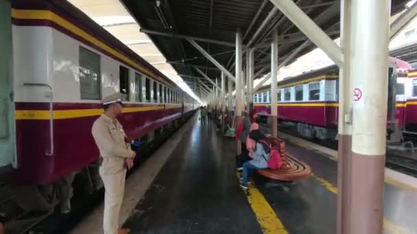 Bangkok Tailandia Marzo 2018 Dentro Plataforma Estación Tren Bangkok Hua — Vídeos de Stock