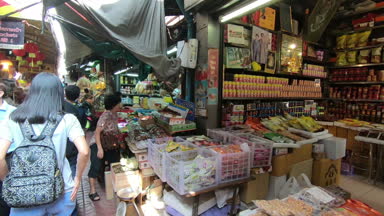 Bangkok, Tayland - 6 Mart 2018: Bangkok'un Chinatown yerel bir pazarda yürürken