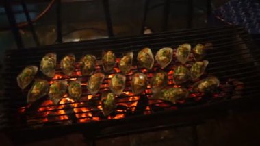 Atış bir Asya gece Pazar Barbekü üzerinde deniz ürünleri yemek bir sürecin