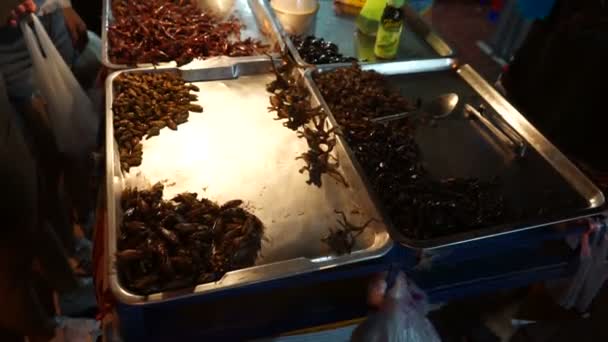Bangkok Thailand Mei 2018 Onbekende Man Verkoopt Grill Bugs Yaowarat — Stockvideo