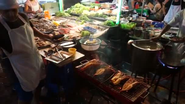 バンコク タイ王国 2018 正体不明シェフのヤワラー通りはバンコクのチャイナタウン地区でロブスターを料理 — ストック動画
