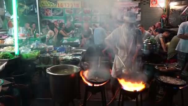 Bangkok Thailand Mai 2018 Koch Kocht Essen Einem Restaurant Strassenrand — Stockvideo