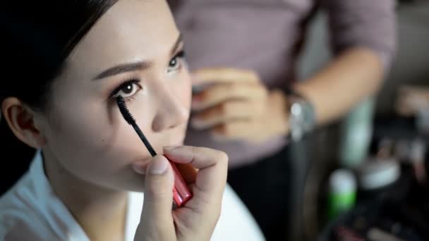 Maquillaje Estilista Utiliza Rímel Para Pintar Pestañas — Vídeos de Stock