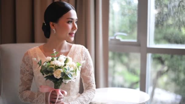 Noiva Asiática Vestido Renda Segurando Cheirar Belas Flores Casamento Branco — Vídeo de Stock