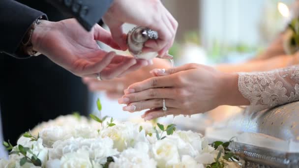 Mãos Derramando Água Bênção Bandas Noivo Noiva Casamento Tailandês — Vídeo de Stock