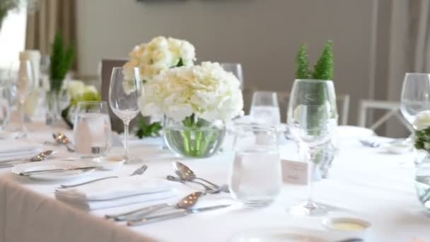 Ajuste Mesa Una Boda Lujo Hermosas Flores Mesa — Vídeo de stock