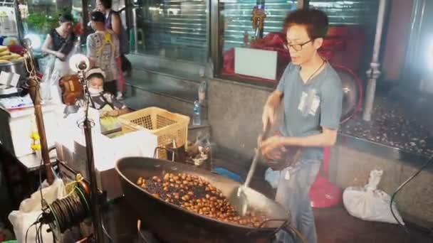 Bangkok Thailand Mai 2018 Kaufmann Bereitet Kastanien Auf Der Yaowaraj — Stockvideo