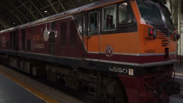 2018年5月3日 老式火车在曼谷火车站 — 图库视频影像