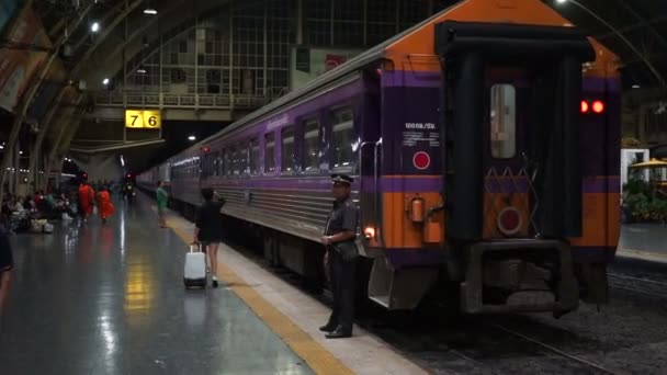 Bangkok Thailand Mai 2018 Zug Bangkok Bahnhof Hua Lamphong Ist — Stockvideo