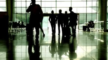 Singapore, Singapur - 9 Mayıs 2018: Siluet yolcu salonu Havaalanı'nda yürürken çanta