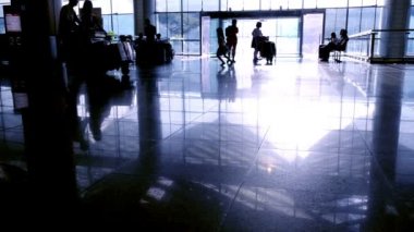 Singapore, Singapur - 9 Mayıs 2018: Silhouettes yolcuları yolcu havaalanında terminal Bagaj Bagaj ile seyahat gidiş yürüyüş transit
