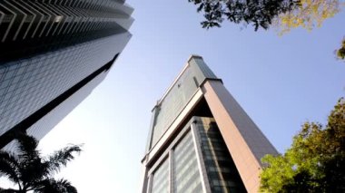 Büyükşehir şehir merkezinde yeşil park kentsel camsı binalar göz ardı