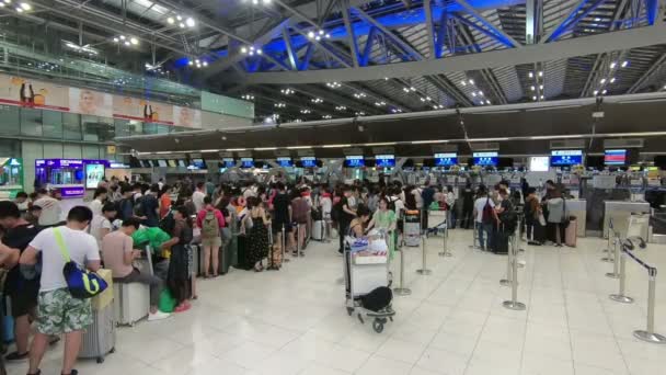 泰国曼谷 2018年5月9日 旅客在曼谷素万那普机场离境候机楼排队等候 — 图库视频影像