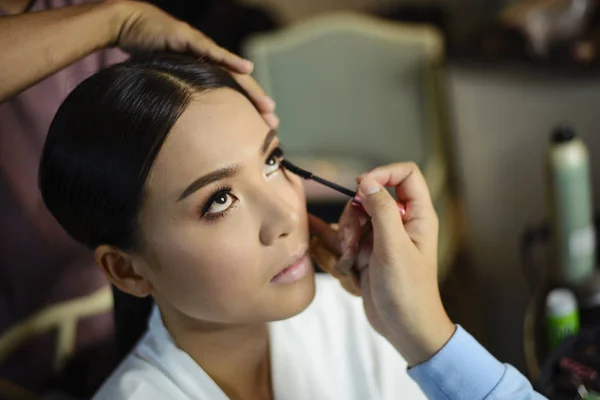 Maquiagem Artista Colocando Rímel Bela Modelo Asiática — Fotografia de Stock