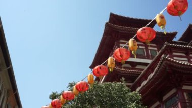 Singapore, Singapur - 9 Mayıs 2018: Buddha Tooth Relic Tapınağı ve Müzesi ve Singapur City mahallesinde Çince fenerler. Ünlü tarihi bölge