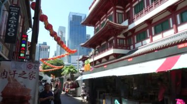 Singapore, Singapur - 9 Mayıs 2018: Kırmızı lamba Chinatown Street Singapur. Birçok mağaza ve alışveriş için yürüyüş turizm.
