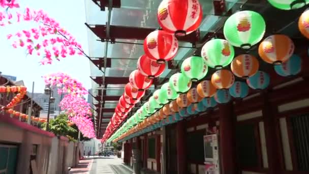 Singapura Cingapura Maio 2018 Fila Lanternas Chinesas Agitando Distrito Chinês — Vídeo de Stock
