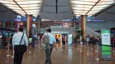 Singapore, Singapur - 9 Mayıs 2018: check-in kontuarında Changi Uluslararası Havalimanı, Singapur önünde yürüyen birçok yolcu