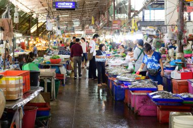 Samut Prakan, Tayland - 16 Ekim 2019: Pak Nam pazarı en büyük taze pazar
