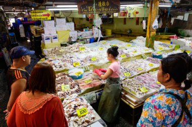 Samut Prakan, Tayland - 16 Ekim 2019: Pak Nam pazarında deniz ürünleri pazarı satılıyor