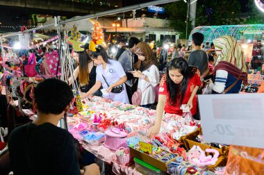 Bangkok, Tayland - 31 Ekim 2019: Bangkok 'ta Ramkhamhaeng gece alışveriş pazarı
