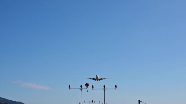 Flugzeug Beeindruckende Landung Über Kopf — Stockvideo