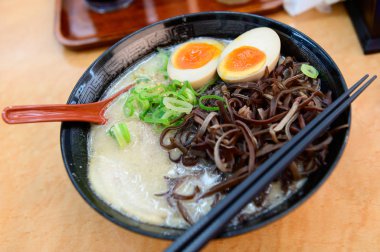 Bir kase mantarlı Asya eriştesi ve yumurta.