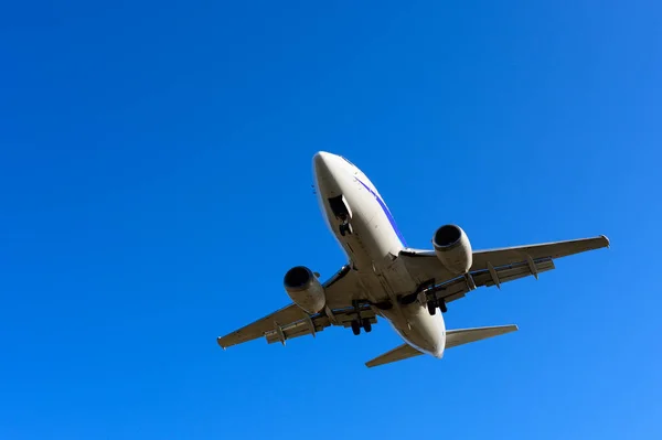 青空と頭上の航空機着陸 — ストック写真