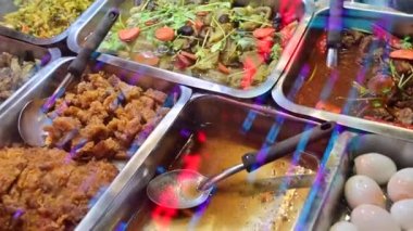 4k Thai satıcısı Çin Mahallesi, Bangkok 'ta yemek hazırlıyor ve satıyor.