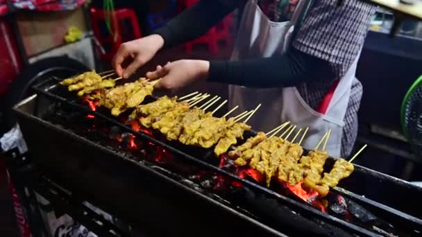 Koch Kochen Schweinefleisch Satay Bei Nacht Lebensmittelmarkt China Stadt Thailand — Stockvideo